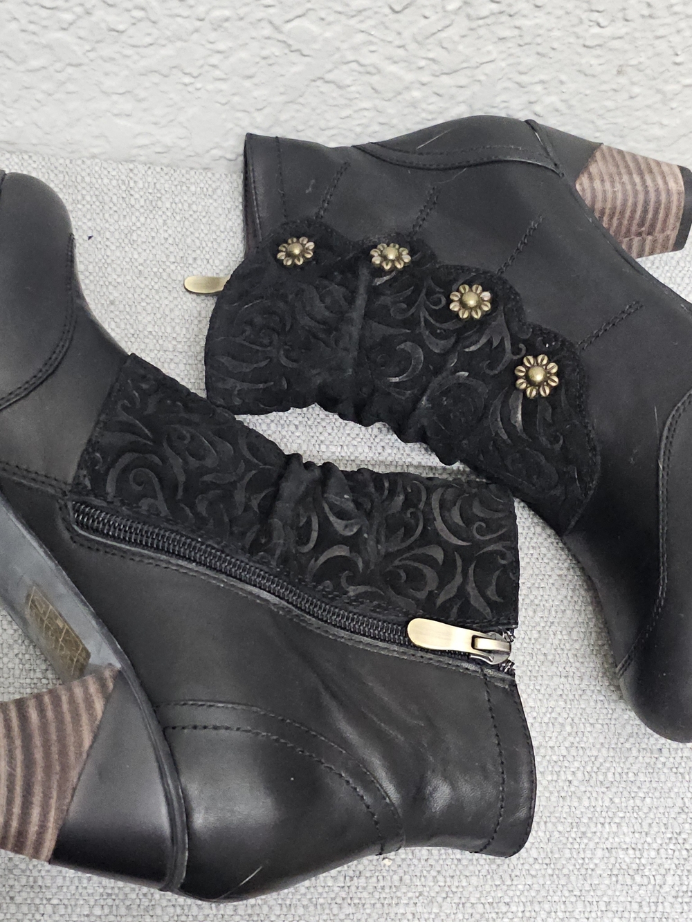 L'Artiste Belgard Black Leather Embossed Floral Ankle Boots - Picture 5 of 11